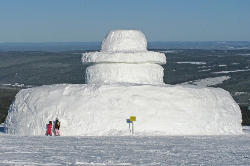 Stor snögubbe i norrland